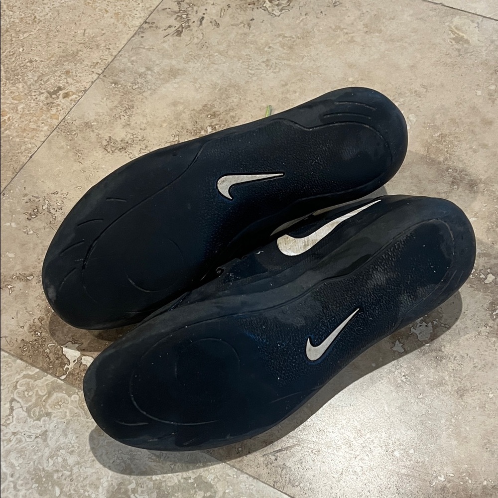 Nike Black Athletic Shoes for Men - Picture 4 of 5
